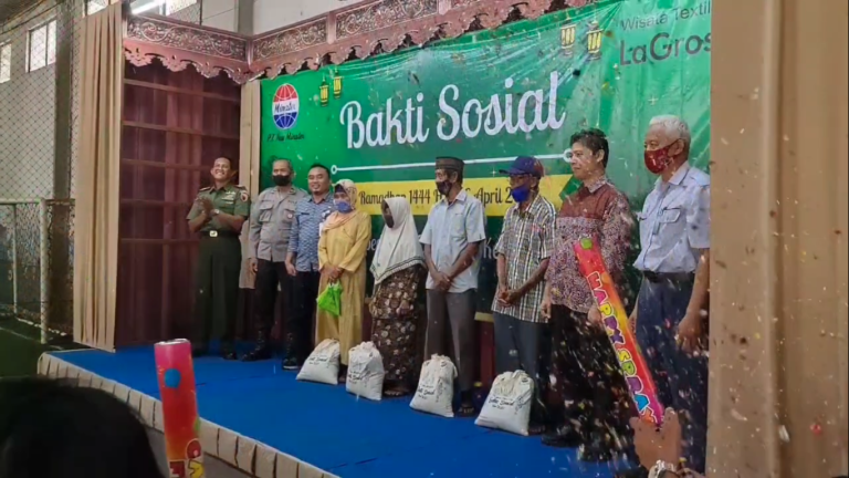 Masyarakat menyambut antusias kegiatan Bakti Sosial New Minatex yang diselenggarakan di LaGross