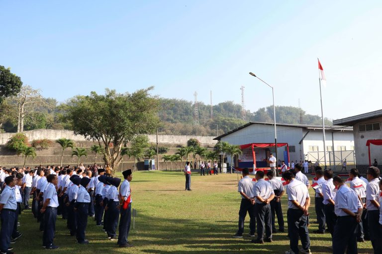 suasana upcara bendera memperingati hut ri ke-80